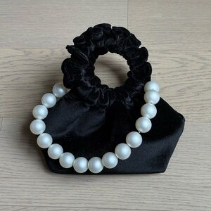 Verafied velvet mini bag with pearl chain